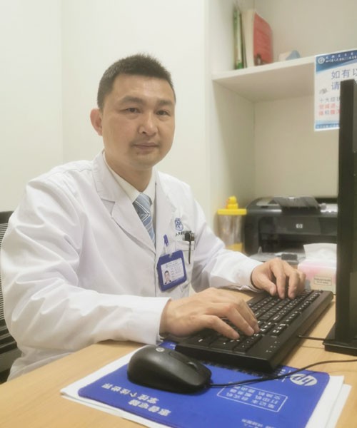 成都神经内科专业医生何栋源——牢记医生责任，用心方得始终